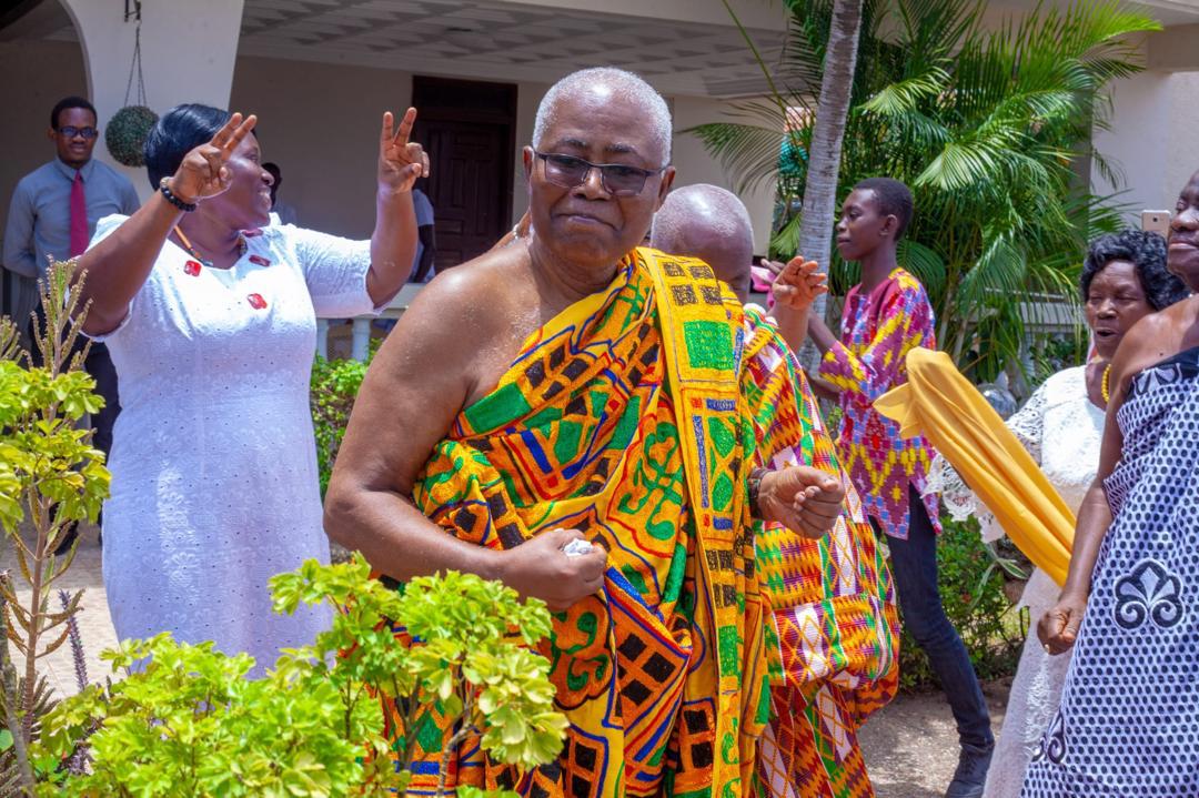 Walking through admirers